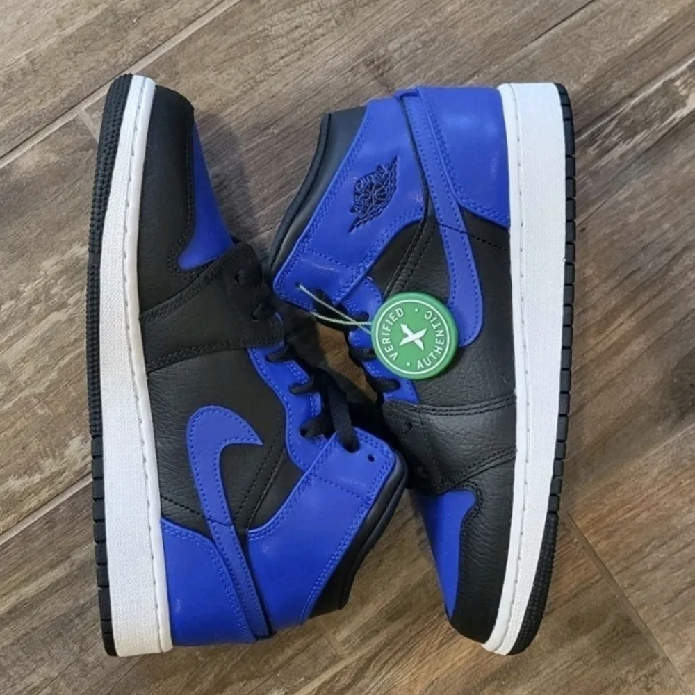 Air Jordan 1 Mid Hyper Royal GS, Big kid 6 Youth, 7.5 Women's